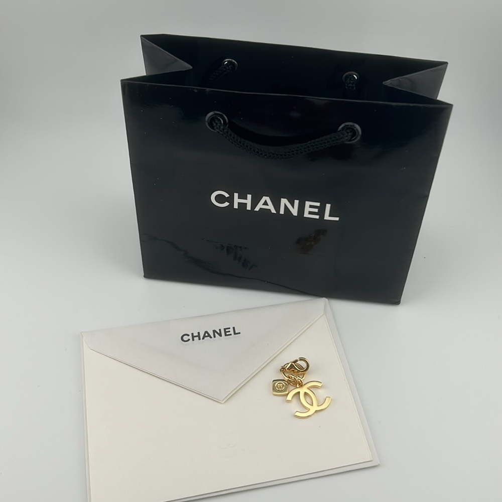 Chanel Beauty Limited Edition Holiday 2023 CC Logo Charm.
Brand NEW. - Picture 5 of 5